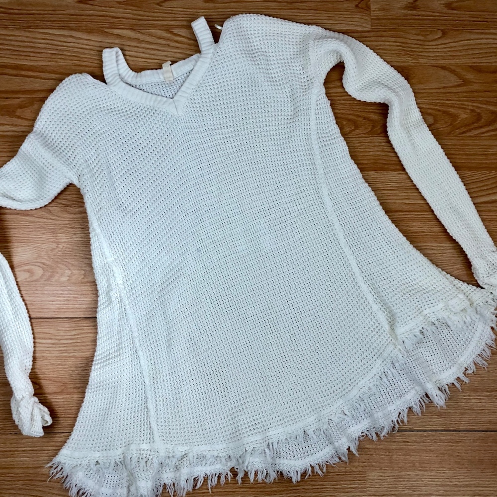 Wishlist Cutout Cold Shoulder Fringe Hem S/M Swtr